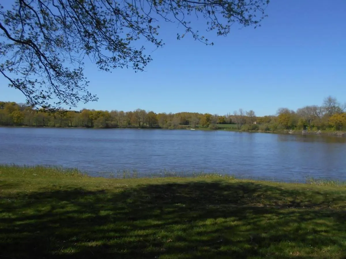 Charmant Chalet Familial Avec Terrasse Et Activites D'Ete - Camping 2 Etoiles - Fr-1-489-400 Treignat 0*,  France